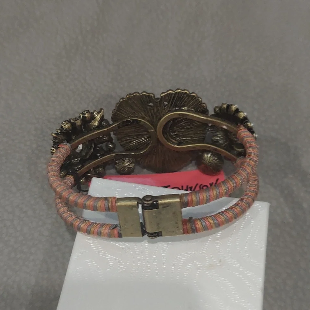 Betsey Johnson PRINCESS KITTY HINGED BRACELET - Picture 7 of 11